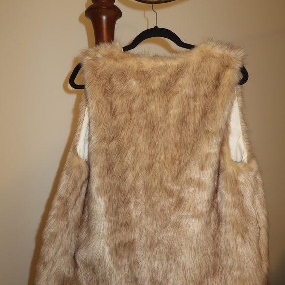 Faux fur sleeveless coat - Picture 3 of 3